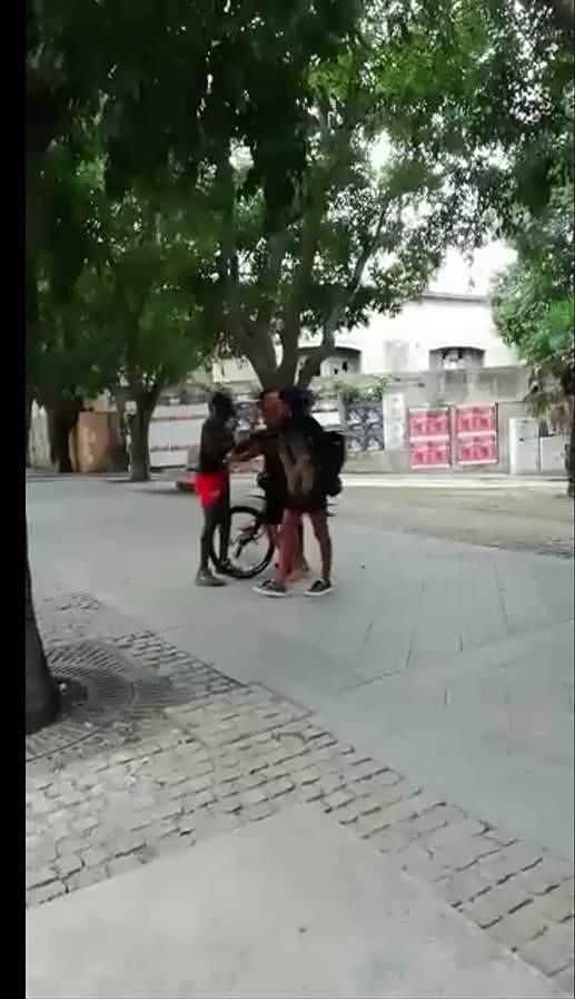 Rissa in piazza tra stranieri a Sassari, calci e pugni vicino alla stazione