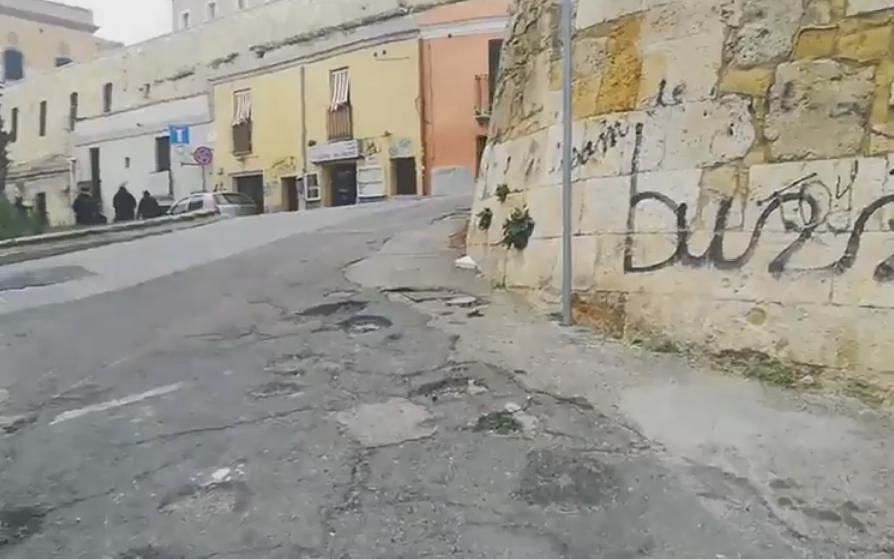 Cagliari, strade sporche e scivolose a Castello: “Una turista olandese si è fratturata l’omero”