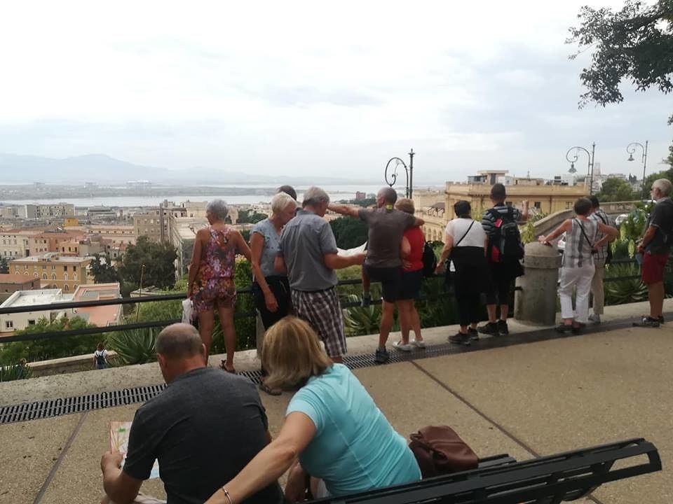Cagliari, pausa pranzo magica per cinquemila croceristi: boom di selfie ricordo a Castello