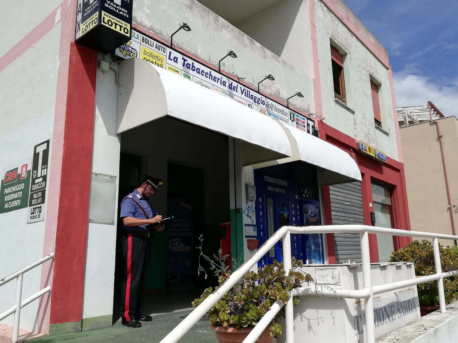 Rapina fallita a Settimo, la vittima reagisce colpendo l’aggressore con una mazza
