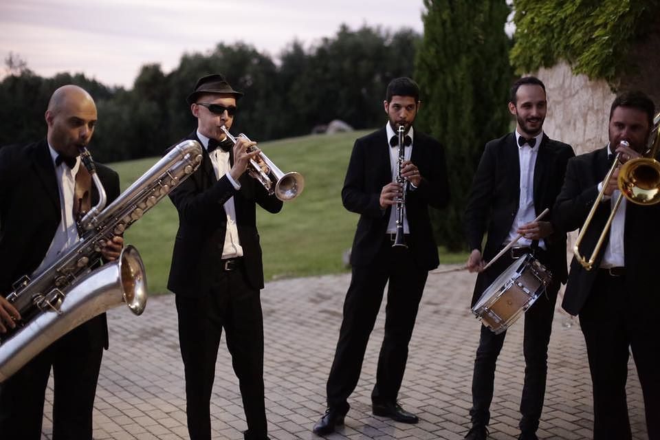 a Cagliari parata musicale con la Crazy Ramblers Hot Jazz Orchestra e la Big River Marching Band