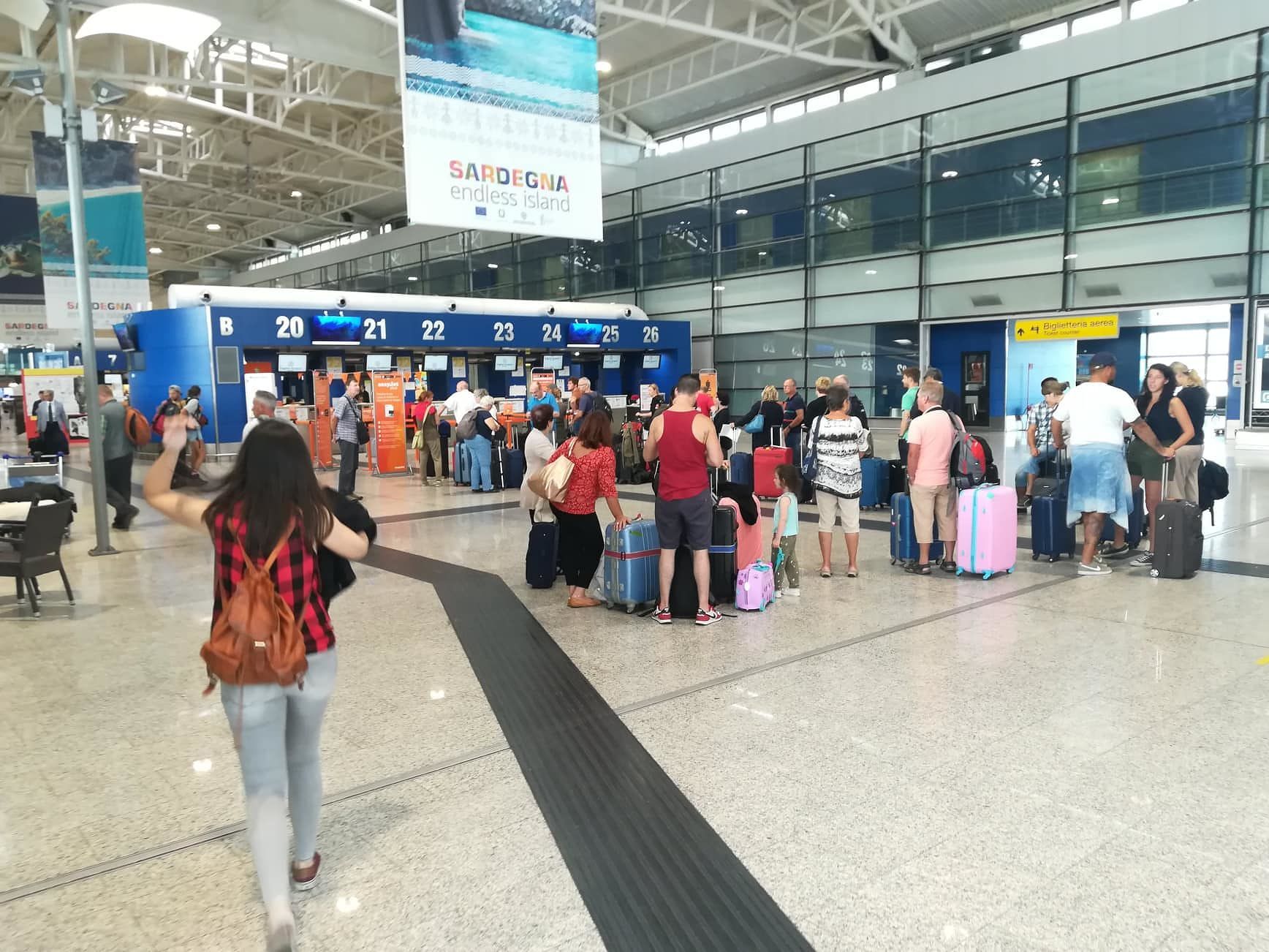 Elmas, la rabbia per la nuova tassa da 15 euro per chi gironzola e non parcheggia in aeroporto: “Metteremo le auto sulla rotonda”