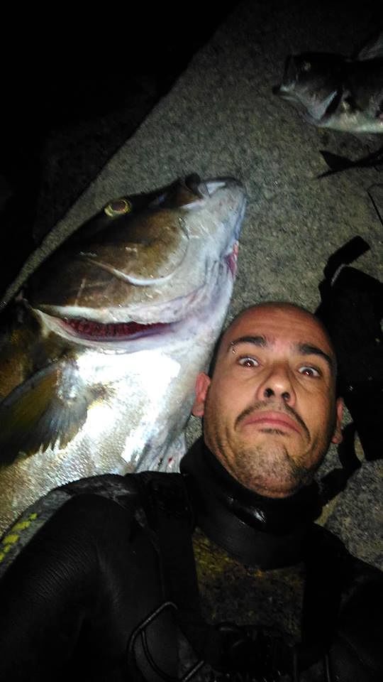 Simone Olla di Monserrato pesca una ricciola da record: “Pesa 33 kg, presa a 20 metri di profondità”