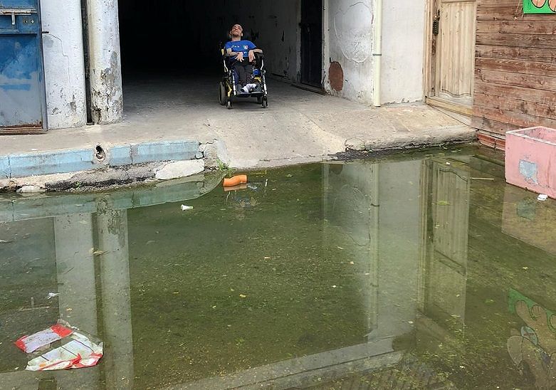 Cagliari, fogna esplode a Sant’Elia: disabile bloccato in casa dai liquami
