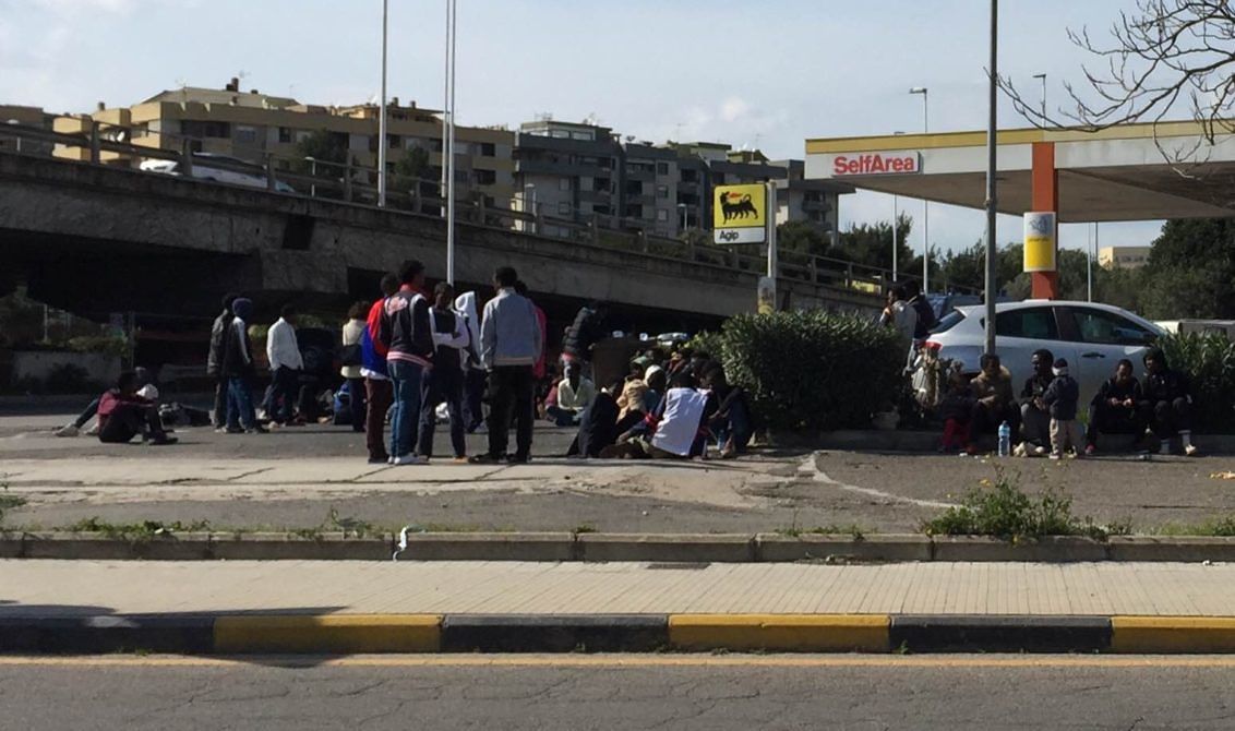 Cagliari, migranti via dall’ex Motel Agip di via Cadello