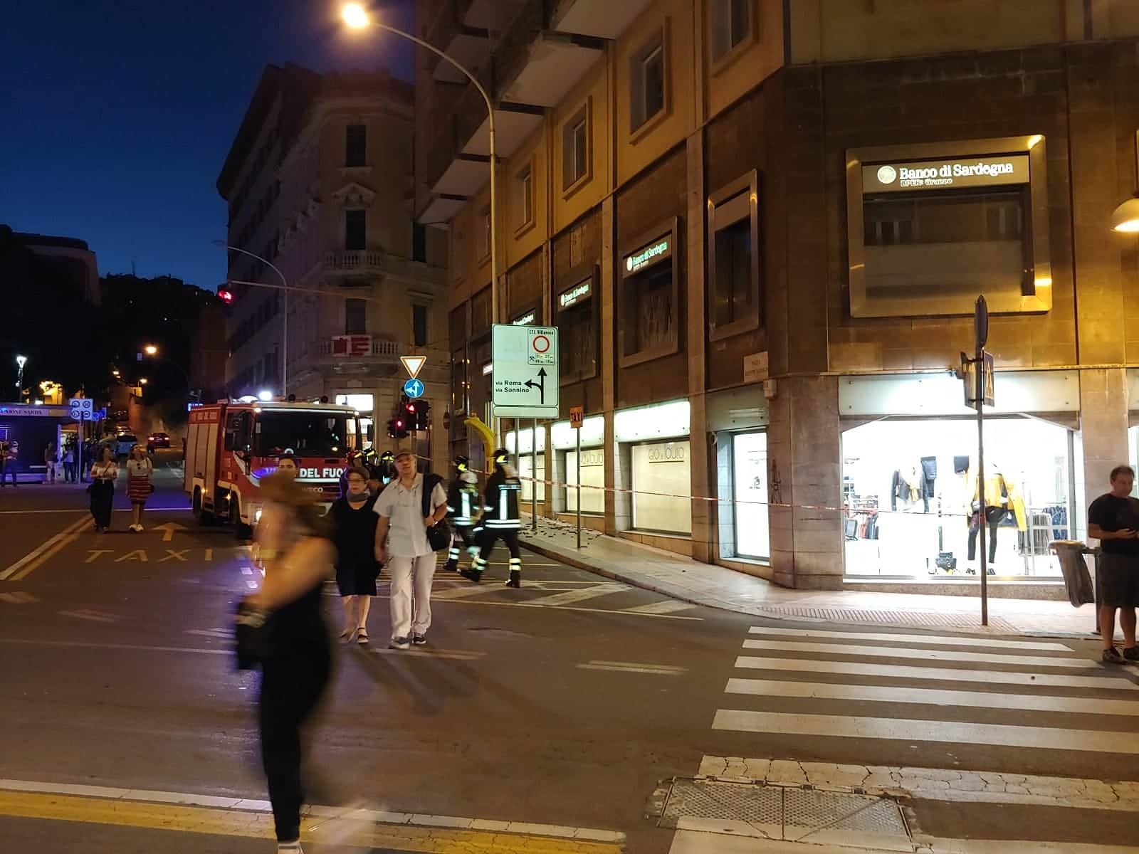 Cagliari, pioggia di calcinacci in strada: paura in piazza Garibaldi