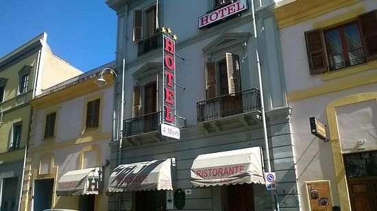 Cagliari, addio viale Sant’Ignazio: bisognosi per un mese all’albergo Quattro Mori