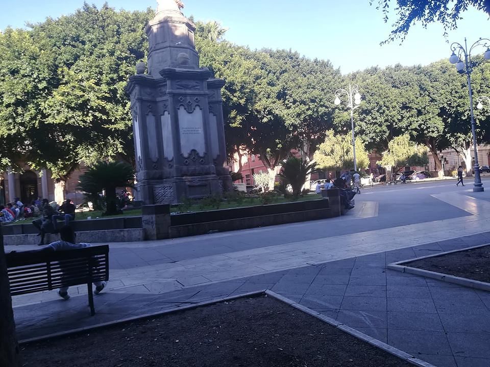Cagliari, piazza del Carmine “casa” del degrado: “Ogni giorno c’è il teatrino di risse”