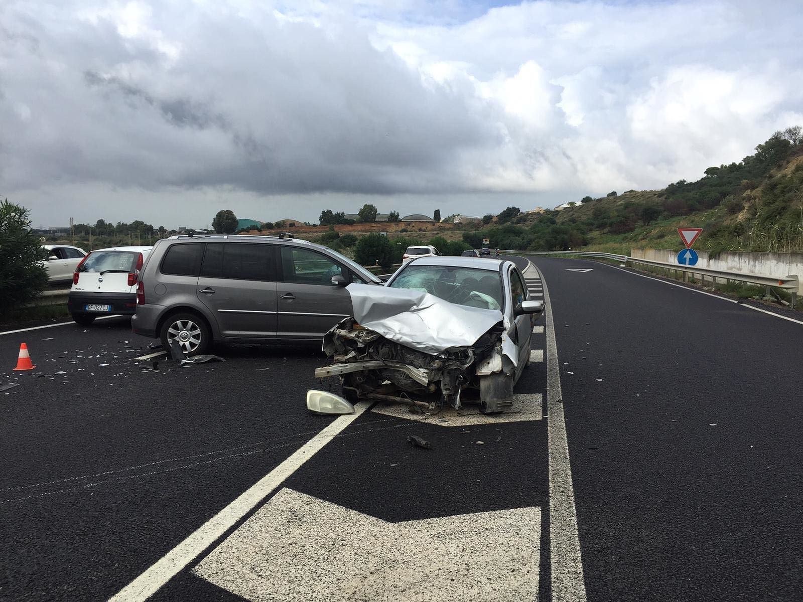 Cagliari, imbocca contromano la 195 e si scontra inevitabilmente con un’auto: due feriti