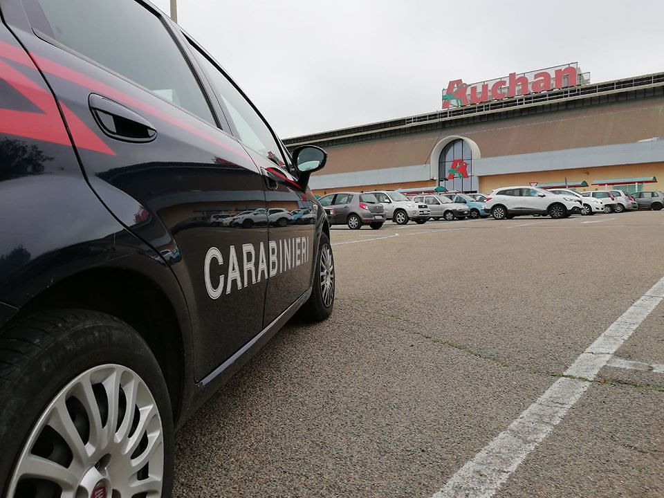Cagliari, ruba in profumeria e prende a pugni una cassiera: 41enne in manette