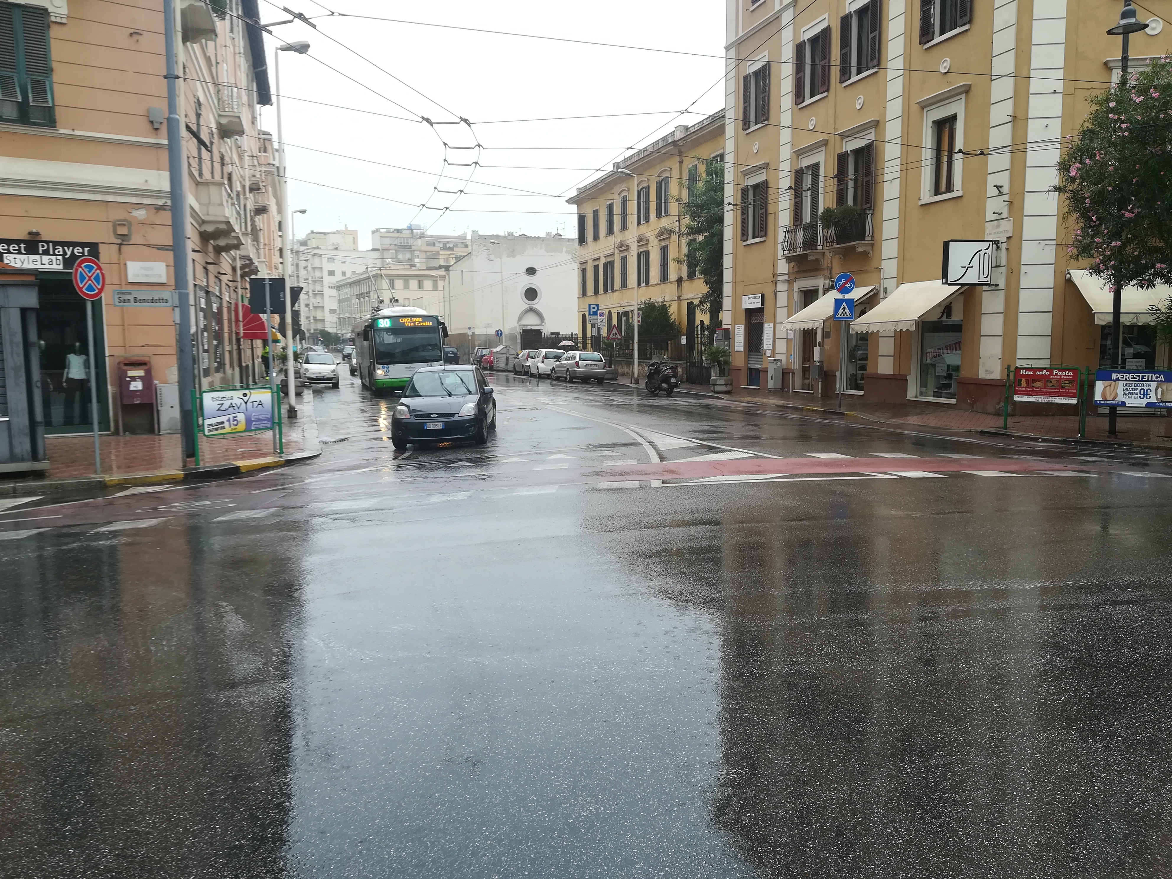 Vortice di maltempo con forti temporali su Cagliari, in arrivo 48 ore di pieno autunno