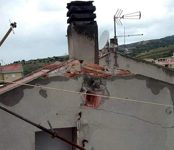 Temporale a Sinnai, boato scuote il centro: fulmine colpisce il tetto di un’abitazione