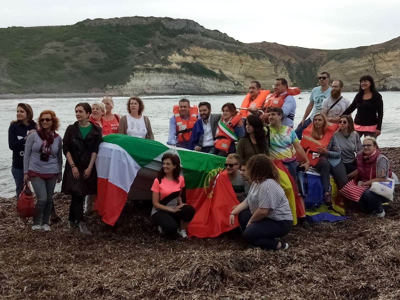 Migranti, sindaci si vestono da “profughi” per un flash mob sulla spiaggia di Santa Caterina