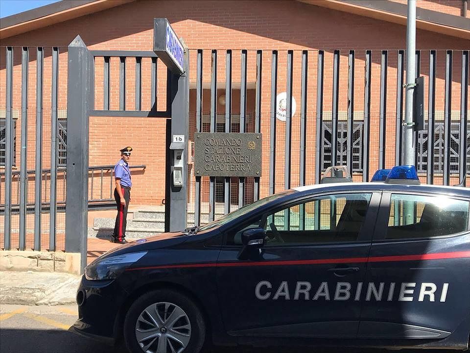 Capoterra: calci, pugni, colpi di cintura e caschi a un gambiano, poi la rissa: nove denunce