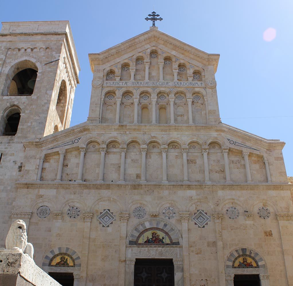 Un defibrillatore per la Cattedrale di Cagliari: il dono del club dei camperisti sardi