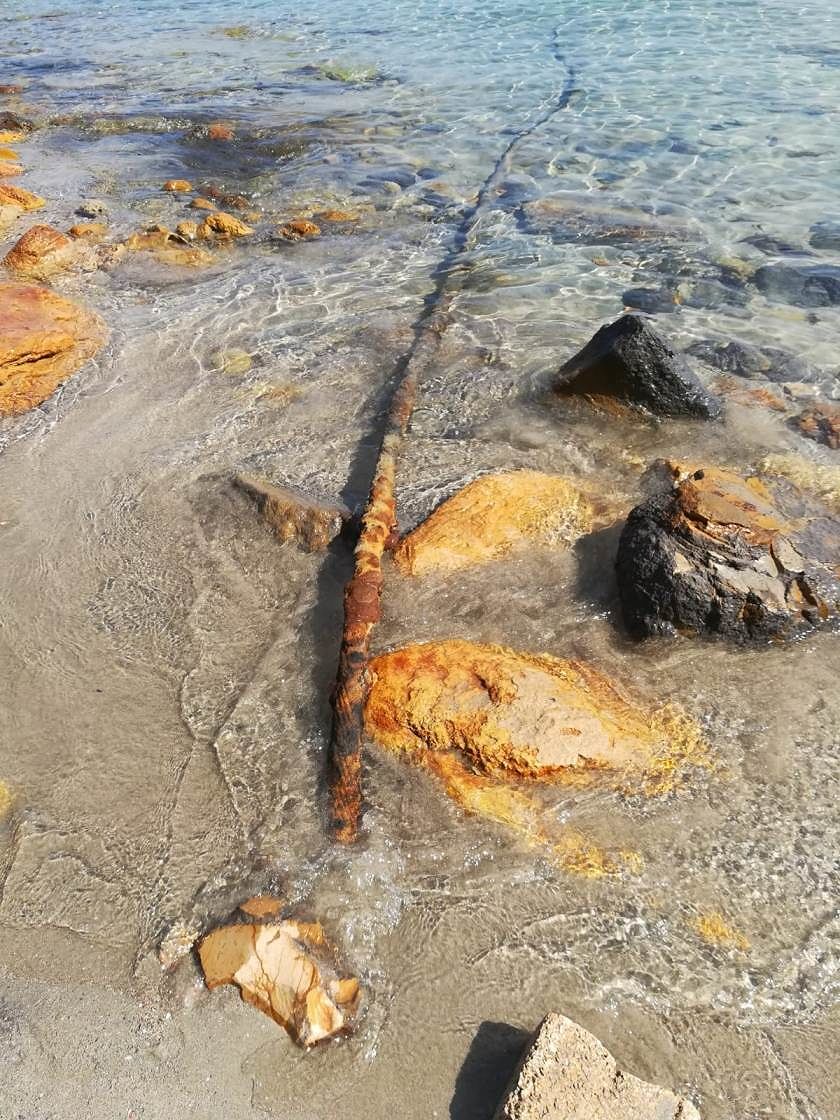 Lo strano tubo arrugginito che deturpa la caletta di Girin a Carloforte: esposto ecologista