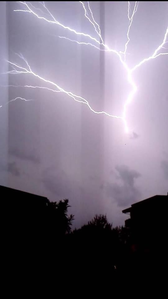 Tempesta di tuoni e fulmini per tutta la notte a Cagliari: le foto e i video dei nostri lettori