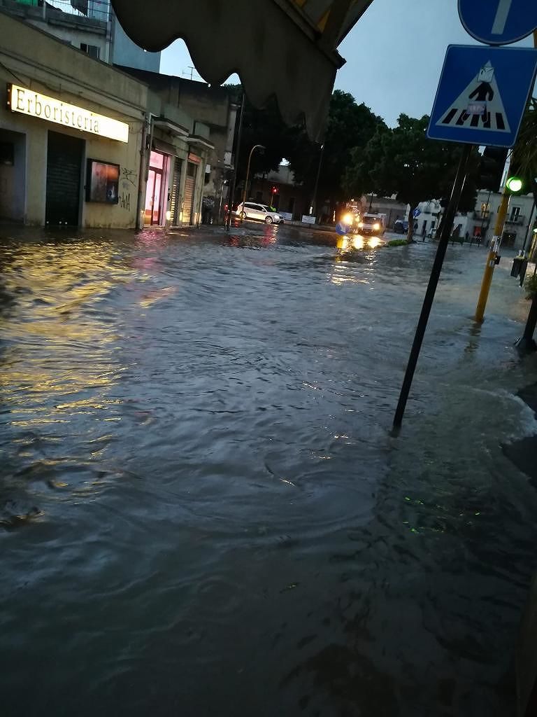 Bar Mariuccia, benvenuti nella piscina esclusiva di Pirri: “Zedda, dove sei?”