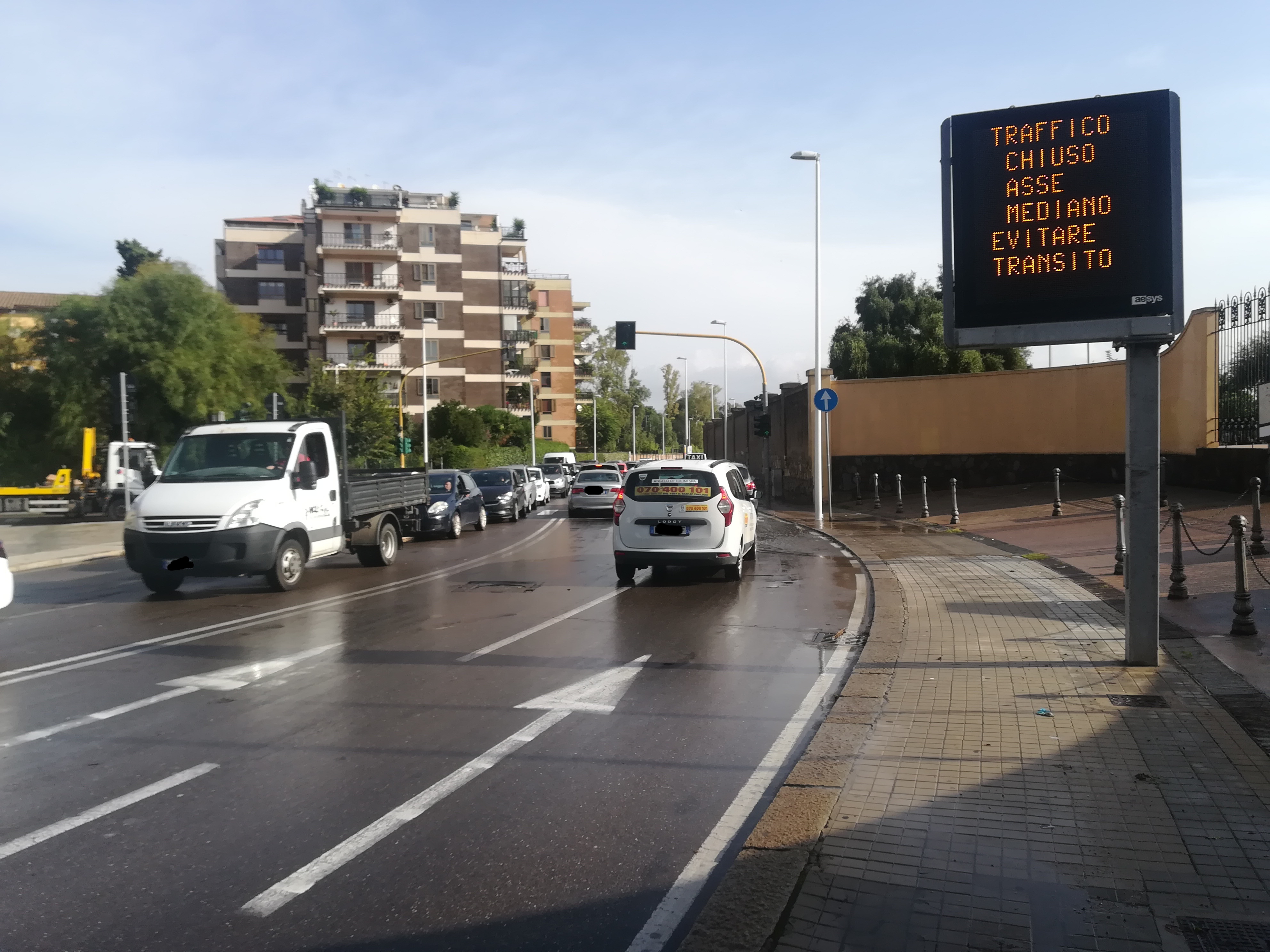 Cagliari, caos totale attorno all’Asse Mediano: maxi piscina alla rotonda di via Cadello