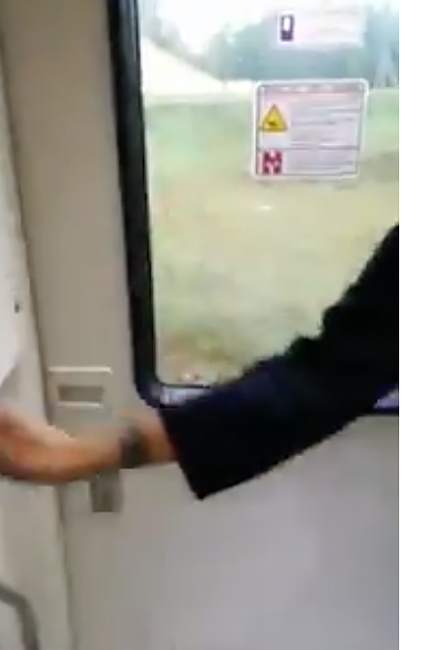 Cagliari, la capotreno inflessibile fa scendere dal treno i migranti senza biglietto: “Vi tiro giù a calci…” (VIDEO)