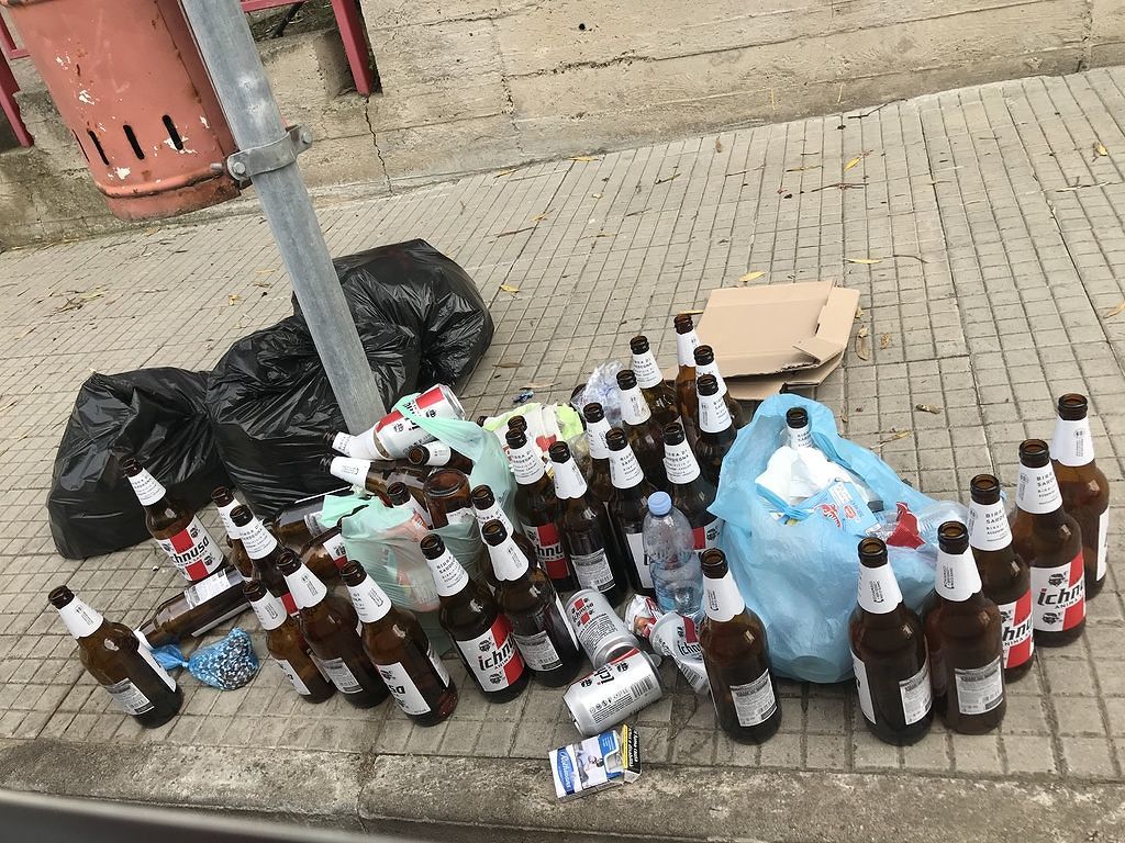 Cagliari, lo scempio “alcolico” in via Crespellani: “Incivili a due passi dall’asilo e dalla sede dei vigili”