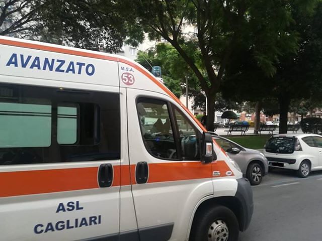 Cagliari, paura in piazza Michelangelo: un uomo sviene a causa di un’overdose