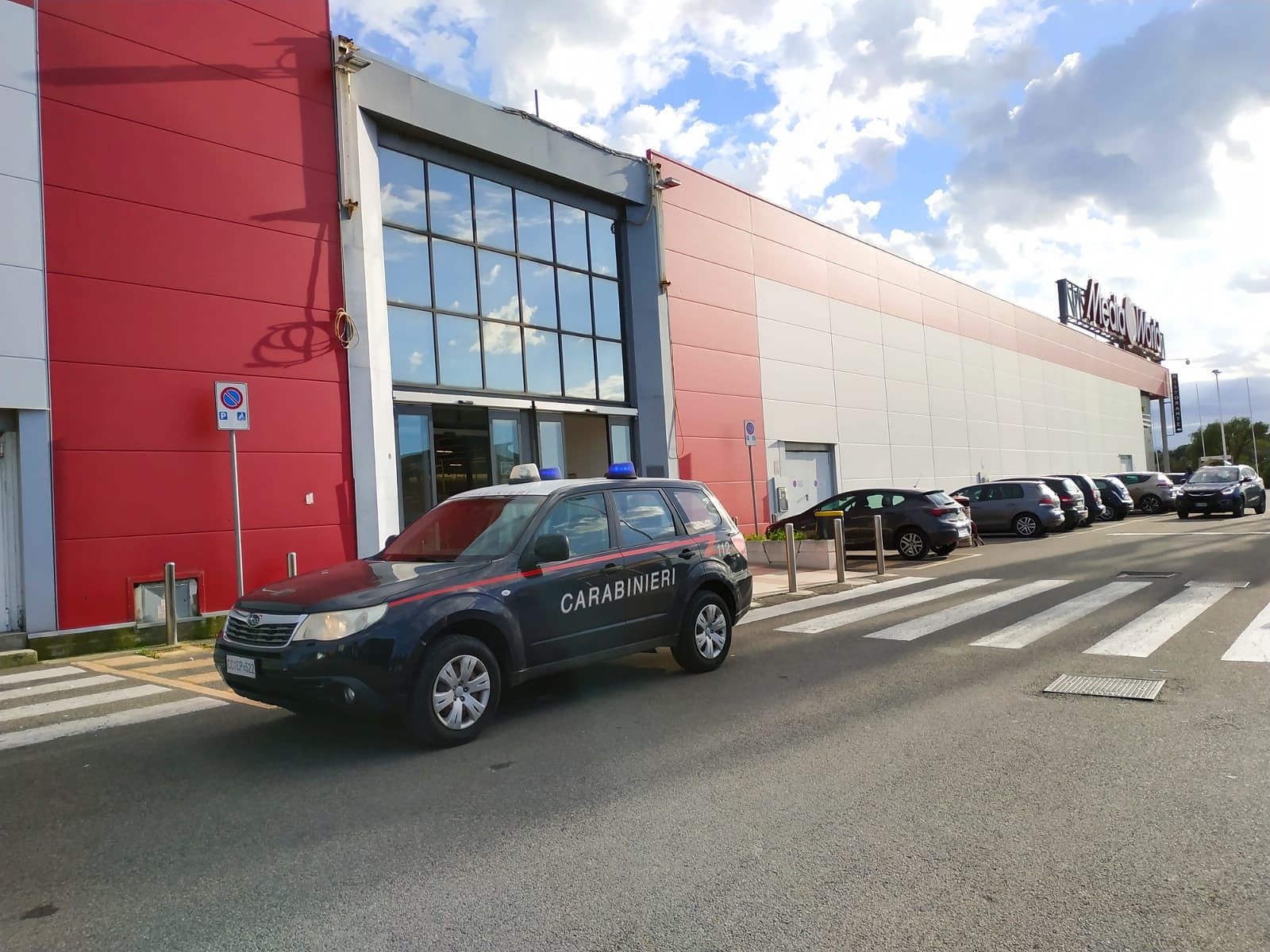 Sorpreso con un cellulare rubato da “Media World”, dipendente infedele in manette