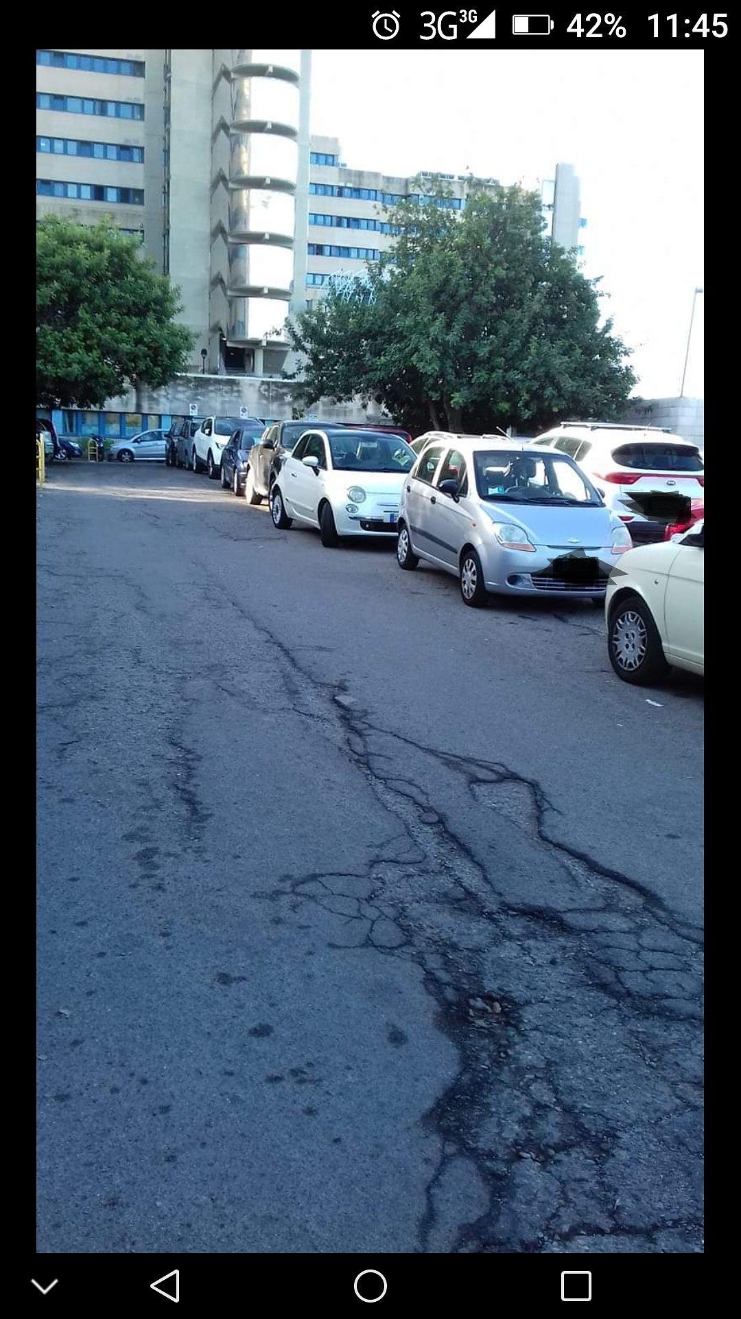 Sosta selvaggia al Brotzu: “Occupati anche i parcheggi per disabili e dializzati”
