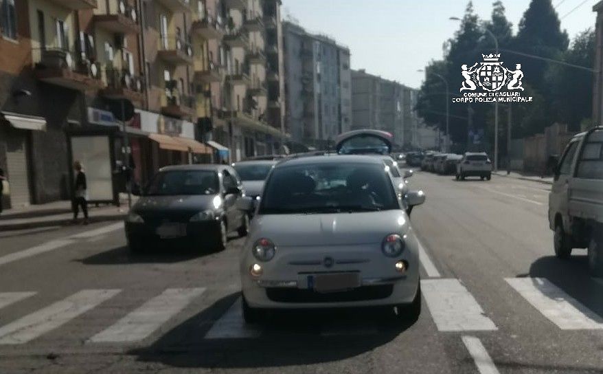 Auto investe pedone sulle strisce in via Is Mirrionis, ferito un 68enne