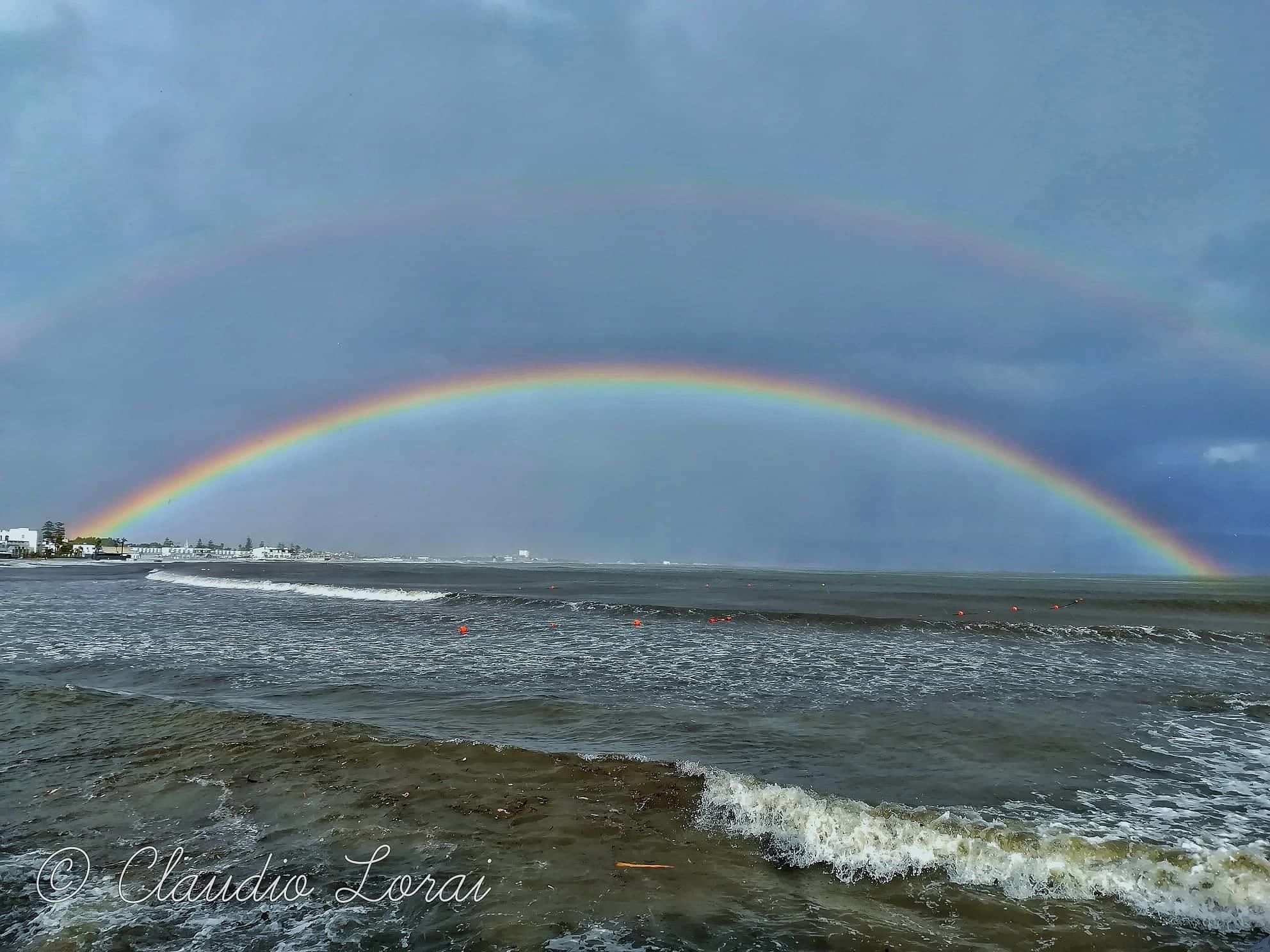 Cagliari, il bellissimo arcobaleno nel Poetto della mareggiata: lo scatto spettacolare di Claudio Lorai a Marina Piccola