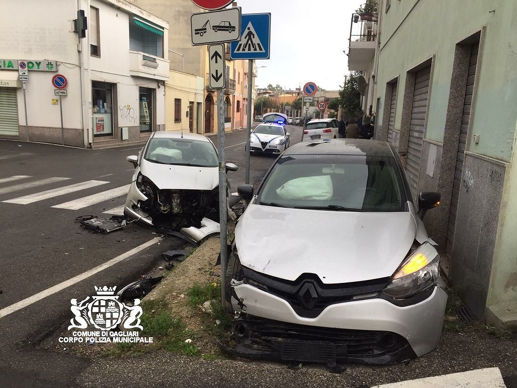 Pirri, schianto in via Risorgimento: una Clio finisce violentemente contro una casa