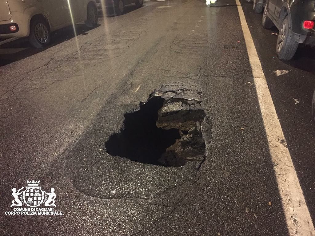 Cagliari, si apre una maxi voragine nella notte in via Pola: strada chiusa al traffico