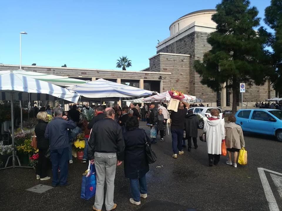 Furti, strade spaccate e tetti ammuffiti: caos e disagi al cimitero di San Michele