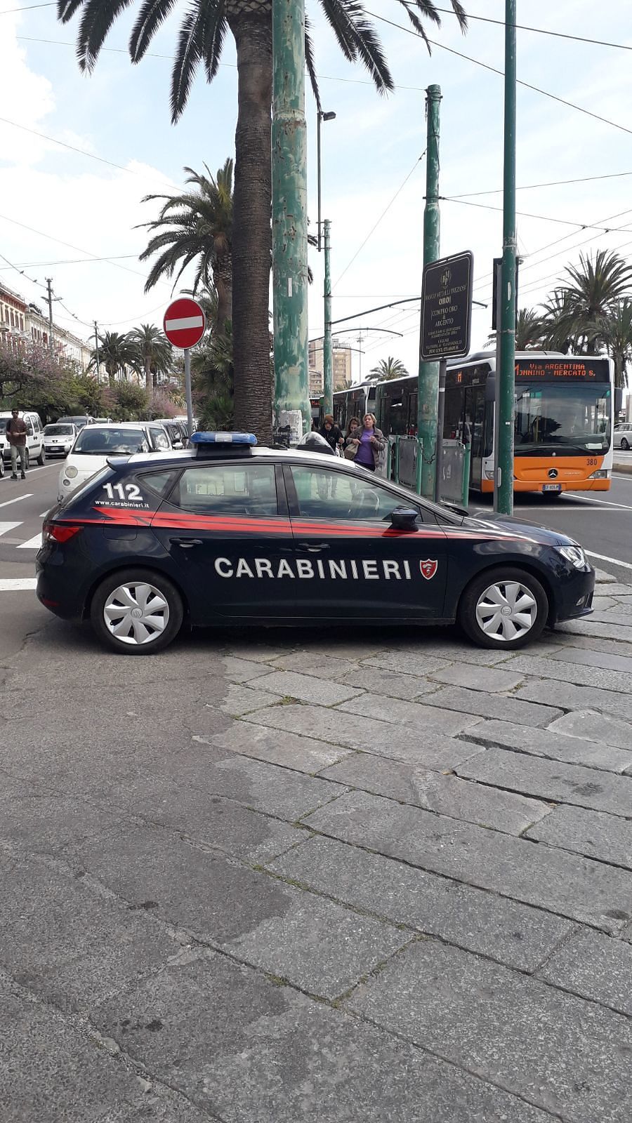 Cagliari, con un maxi coltello sul bus CTM minaccia autista e passeggeri