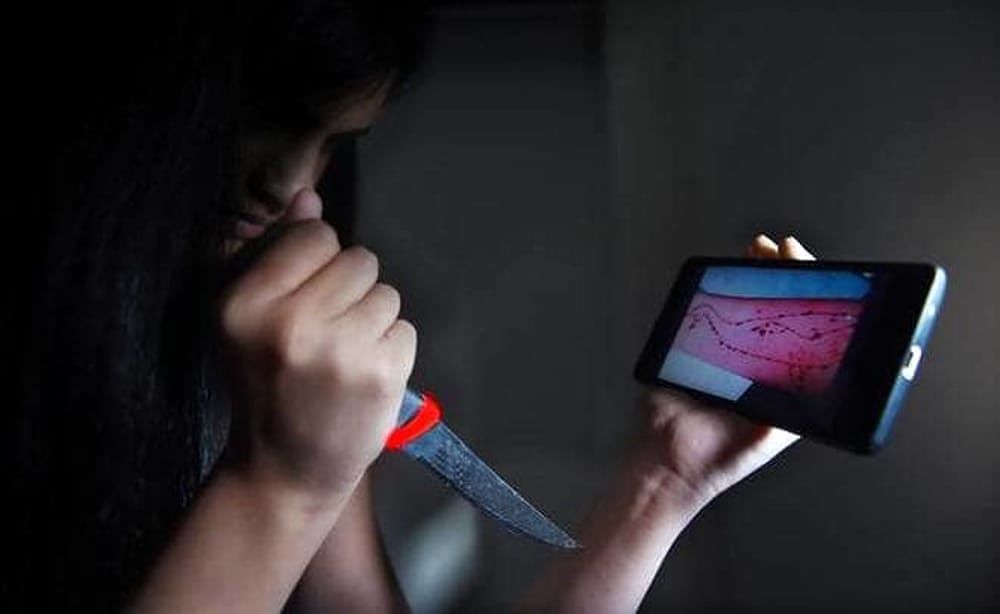 Blue Whale, un minorenne sardo coinvolto nella chat del tragico gioco che istiga al suicidio