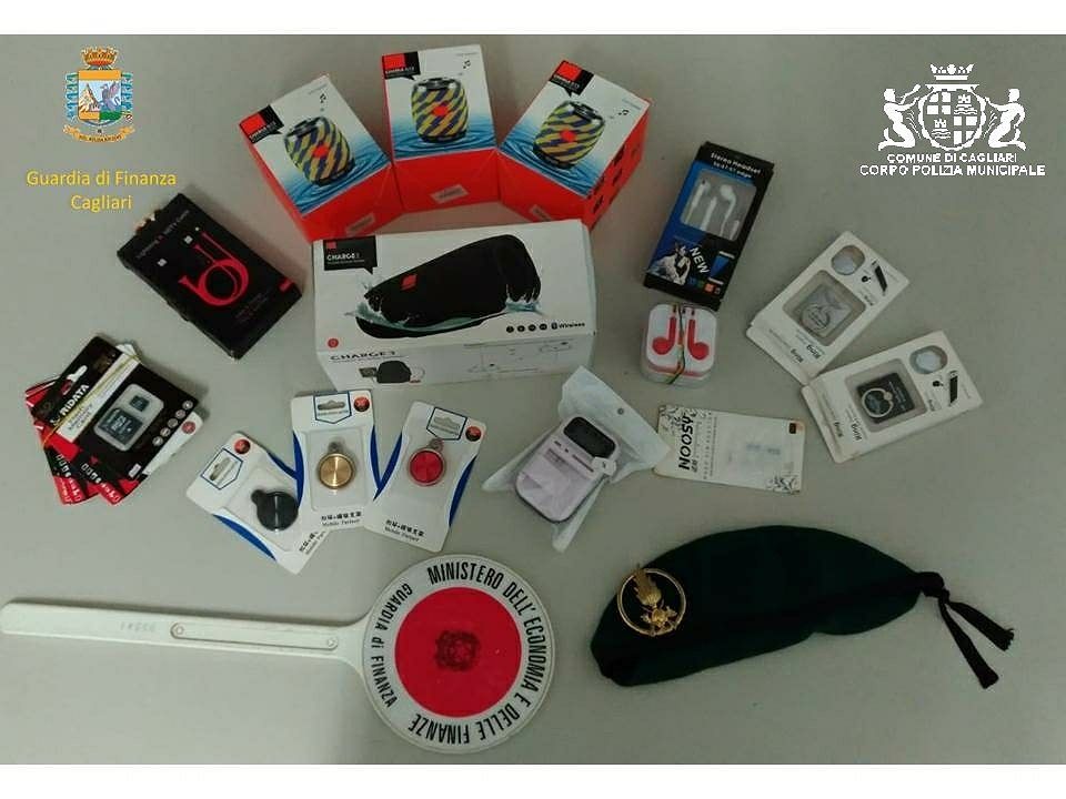 Cagliari, stretta sulle cover per cellulari abusive: blitz della Finanza e della Polizia Municipale con multe alla Marina