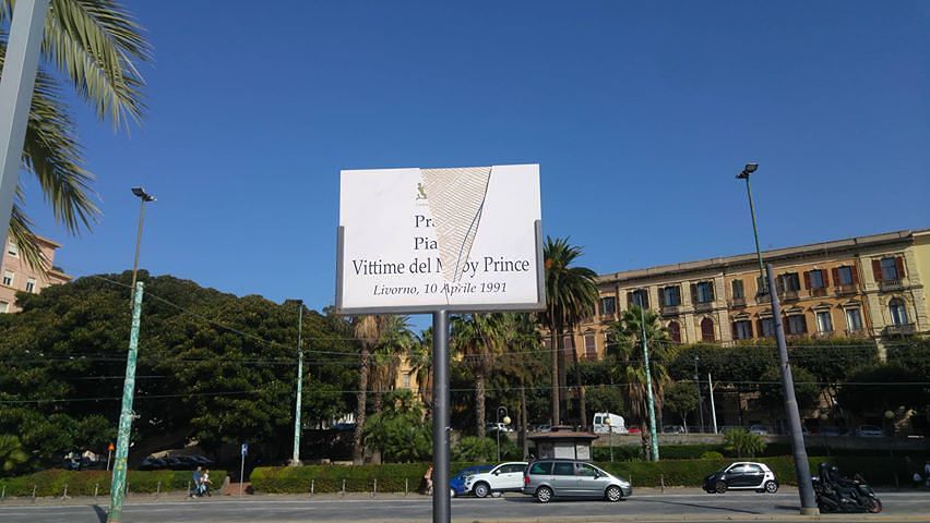 Notte folle di Halloween a Cagliari, sfregiata la piazza dedicata alle vittime della Moby Prince