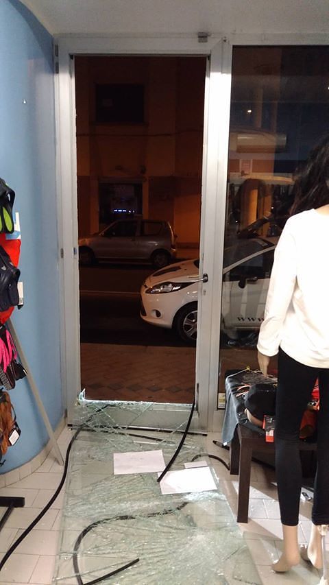 Cagliari, i vandali di Halloween sfondano la vetrina del negozio di nuoto in via Paoli: “Ansia e rabbia”