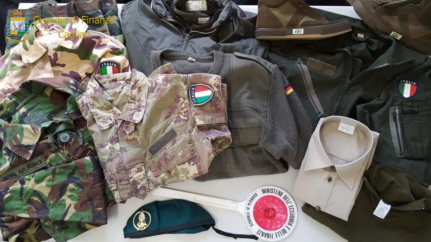 Cagliari, i vestiti delle Forze Armate venduti clandestinamente: scoperto il finto negozio dei capi militari