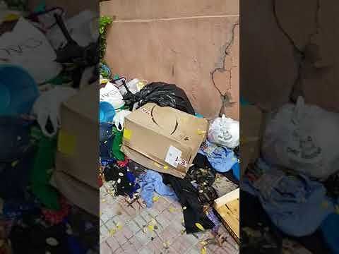 Cagliari, rifiuti in via Malfidano. La nonnina “reporter”: “Qui pullula di merdone anche..” (VIDEO)
