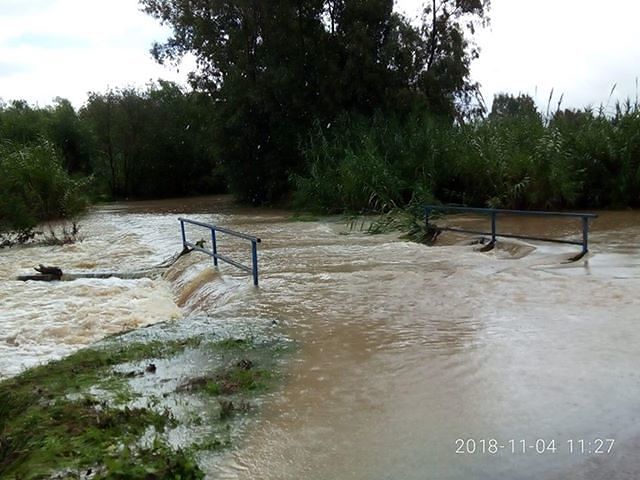 Siliqua, il rio Cixerri straripa in più punti: ponte sommerso, luna park isolato e campagne ko