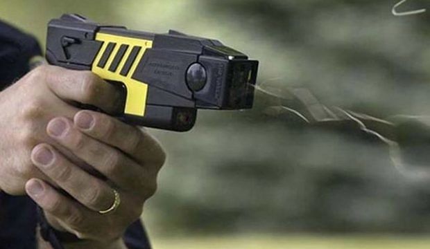 Taser alla municipale, commercianti divisi a Cagliari: “E’ utilissimo”. “No. Basta un po’ di polizia in più”