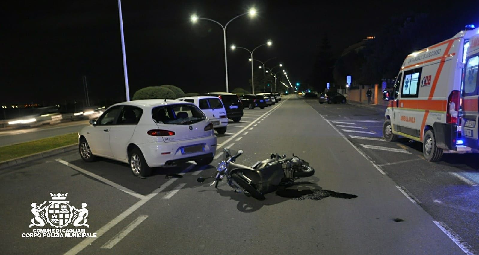 Scontro tra auto e scooter al Poetto, ferito un ragazzo