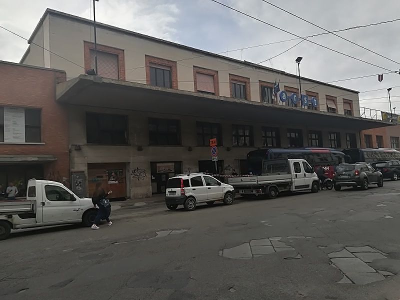 Cagliari, piazza Matteotti: giù la sede dell’Arst. Al suo posto una piazza coperta con terrazza sul mare