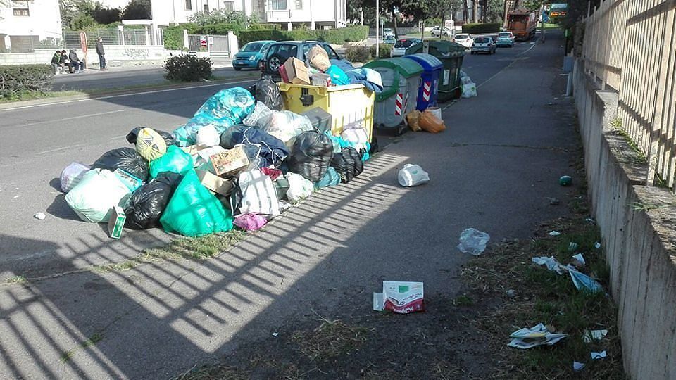 Cagliari, porta a porta in stand by: cassonetti stracolmi di spazzatura e spese “extra” per i mastelli
