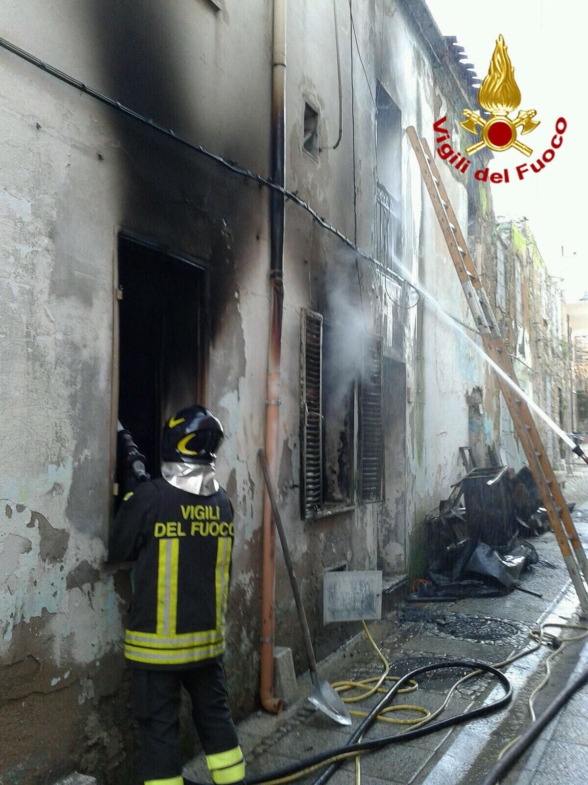 Paura a Orani per l’incendio di un vecchio edificio in pieno centro