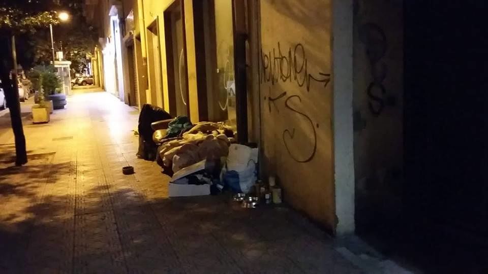 Cagliari, bivacco in via Dante. Fdi: “Cani e puzza. Pessima immagine per la città”