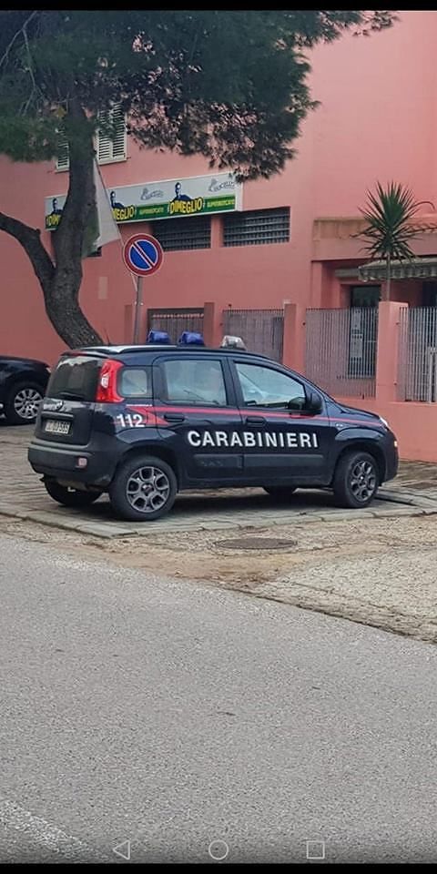 Castiadas, prendono cibo e detersivi al market ma non pagano: arrestata coppia di ladri cagliaritani