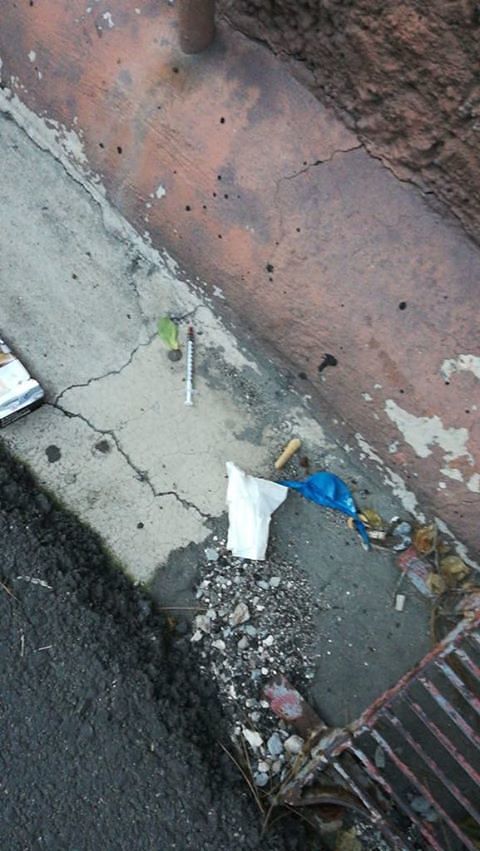 Via Randaccio a Pirri, la strada dimenticata tra siringhe e sporcizia: sos degli abitanti al Comune