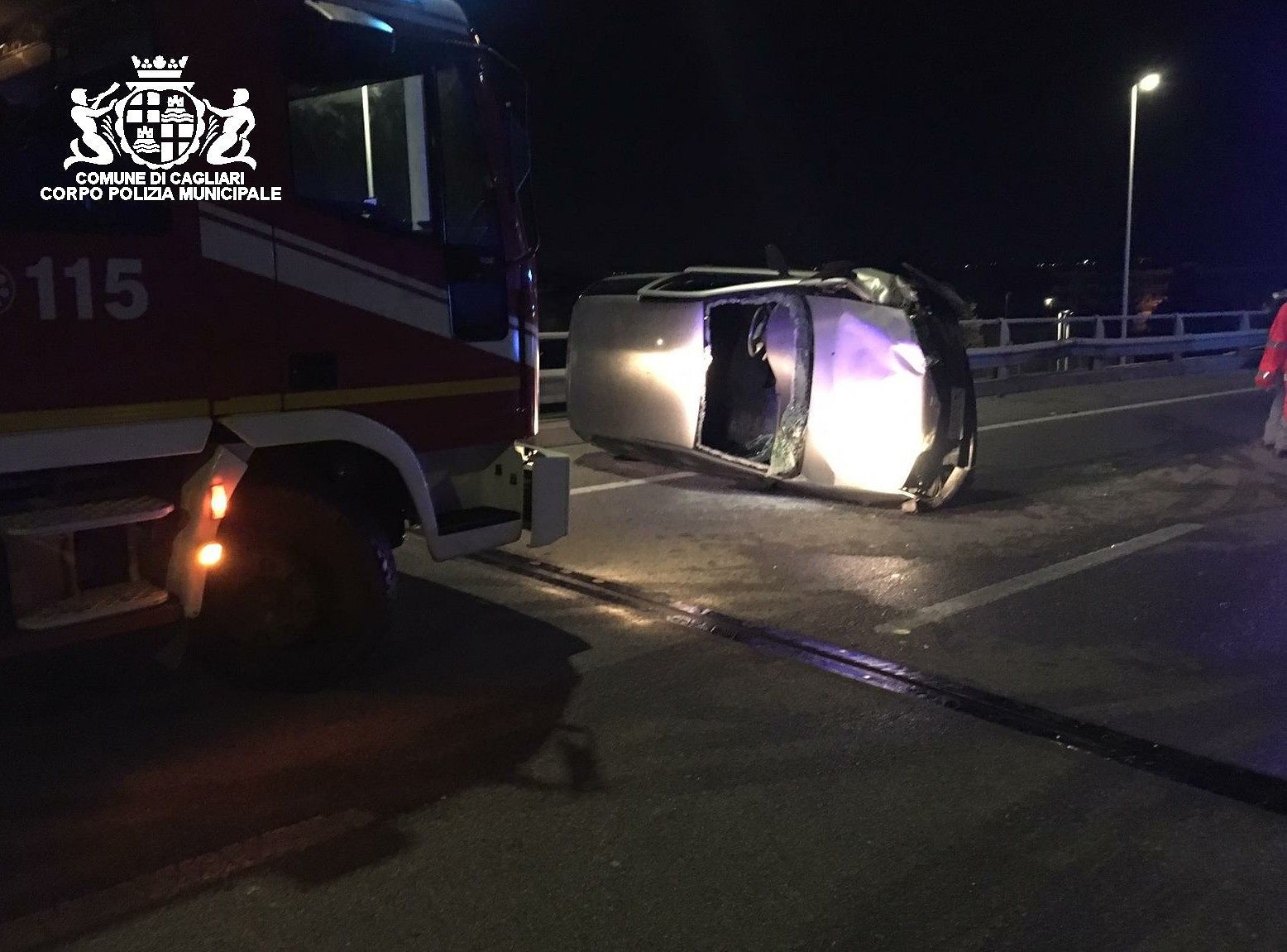 Perde il controllo, colpisce il guard rail e si ribalta: ferita una donna a Cagliari